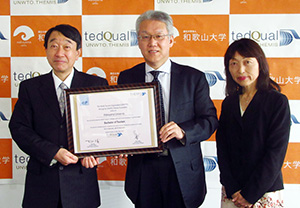 認証取得証明書を手にする（左から）瀧学長、藤田学部長、加藤副センター長
