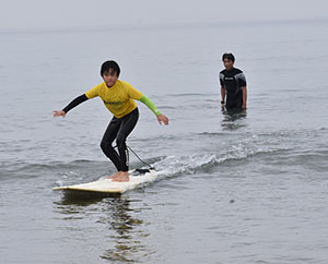 わかやま新報 Blog Archive 磯ノ浦の波に乗ろう キッズサーフィン大会