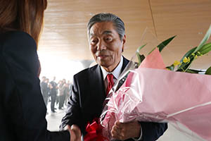 職員から花束を受け取る中村市長