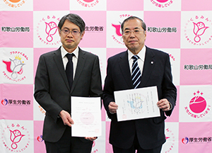 認定通知書を手に（左から）松淵局長と細江社長