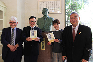 岩橋さんの銅像を囲んで秀樹さん、長女の加乃子さん、髙田さん、堀内さん（右から）