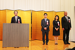 あいさつする山下会長㊧、副会長の（左から）岡、吉澤、後各氏