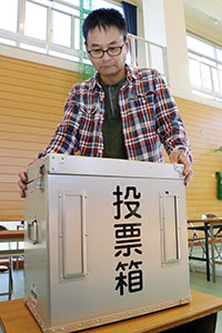 投票箱を設置する和歌山市職員（２４日午前、大新小学校）