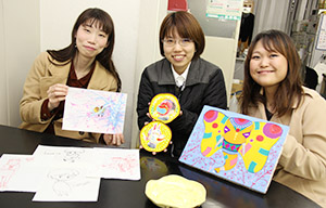 空想を盛り込んだ作品と小野さん、北林さん、松本さん（左から）