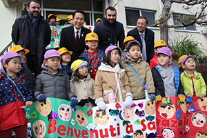 雑賀崎の子どもたちが手作り横断幕で歓迎