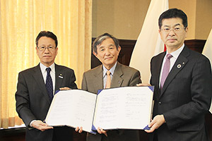 協定書を手にする（左から）岩根社長、仁坂知事、小林社長