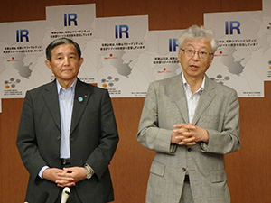 会議後、取材に応じる（左から）仁坂知事、伊藤座長