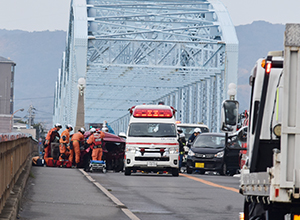 車４台が追突事故　北島橋で一時通行止め