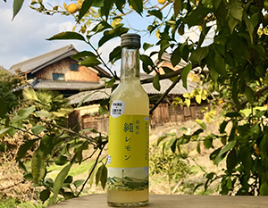 県産レモンの果汁を１００％使用した「初桜の純レモン」（近畿大学提供）