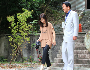 玉津島神社境内を散策する杉さん、伍代さん夫妻