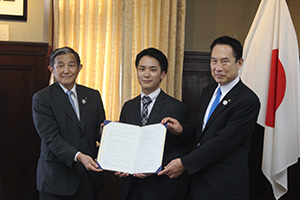 協定書を手にする松原代表取締役㊥、仁坂知事㊧、尾花市長