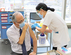 新型コロナワクチンを接種する平岡院長（日赤和歌山医療センター提供）