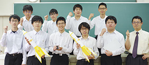 桐蔭高校科学部の缶サット班の生徒と藤木教諭（前列右）