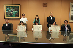 賞状を手にする（前列左２人目から）重松さん、寺段さん、中村さん