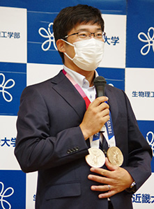 二つの銅メダル獲得を報告する古川選手