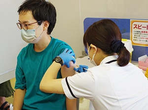 ワクチン接種を受ける学生