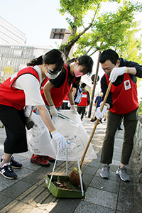 和歌山城ホール周辺で落ち葉を集める参加者