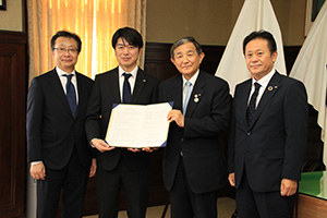 協定書を手に（左から）髙橋専務、平松常務、仁坂知事、舛田本部長