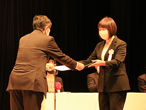 仁坂知事㊧から表彰を受ける受賞者