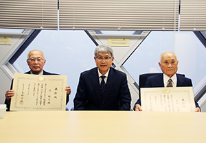 （左から）辻さん、宮﨑教育長、有本さん