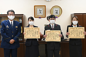 （左から）林署長、鶴谷局長、岡垣内課長代理、山田さん
