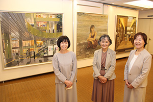 それぞれの院展入選作の前で（左から）鈴木さん、宮嵜さん、近江さん