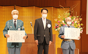 表彰状を手に（左から）津村さん、尾花市長、田中さん