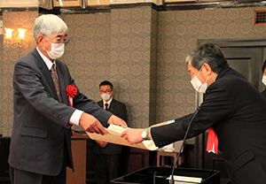 仁坂知事㊨から表彰を受ける受賞者