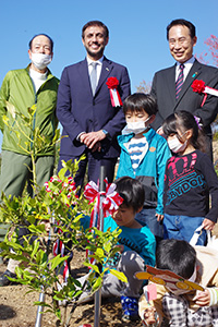レモンの木を植え笑顔の寺井会長、プレンチペ氏、尾花市長（左から）