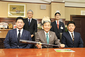 記念のカメラに収まる（前列左から）筒香選手、仁坂知事、裕史さん