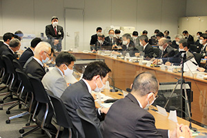 プロジェクトチーム会議であいさつする細川県危機管理監（左奥）