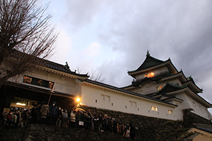 日の出が近づく和歌山城天守閣