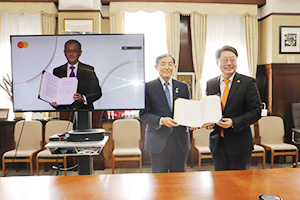（左から）連携協定を結んだリム氏、仁坂知事、チャン氏
