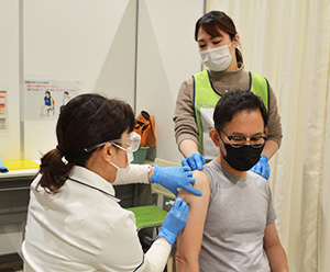 新型コロナウイルスの３回目接種を受ける市民（代表撮影）
