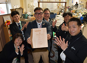 表彰を受けて喜ぶＪＴ和歌山支店の社員たち