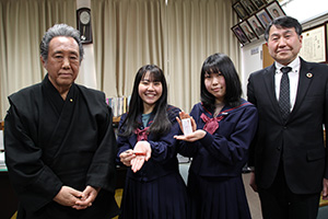 （左から）池ノ上さん、吉川さん、阪部さん、森校長