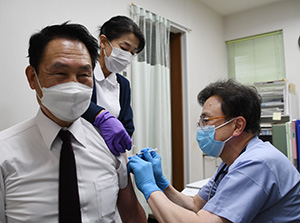 新型コロナウイルスの３回目接種を受ける尾花市長（代表撮影）