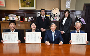 仁坂知事（前列右から２人目）と一緒に記念撮影する受賞者たち