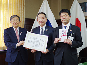 表彰状と目録を手に（左から）仁坂知事、原口頭取、丹生県庁支店長