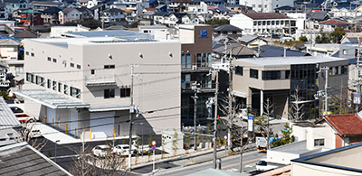 建物左がコンタクトセンター。中央奥はコムテック、右はコムラの各本社