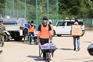 給水ボランティアに参加する和歌山大学の学生ら(同大学提供)
