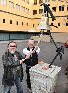 「いかりの鐘」が完成し、笑顔の俵太さん（手前）と坂口社長