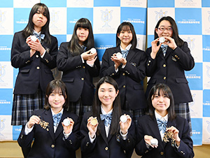 「りらファクトリー」のメンバー（１列目中央が髙井さん、左が深澤さん）
