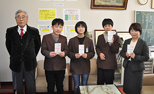 山田会長㊧と図書カードを手に６年生、松元校長