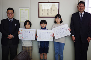 左から沖平校長、奥野さん、高瀬さん、伊藤さん、津名会長