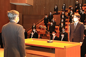 新職員を代表して宣誓する谷村さん（県庁）