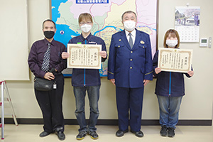 表彰状を手に清水さん（左から２人目）、尾田さん㊨