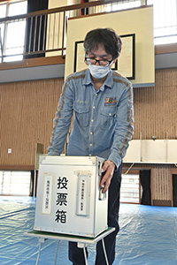 投票箱を設置する職員