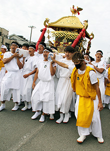 神輿を担ぐ和工の生徒たち