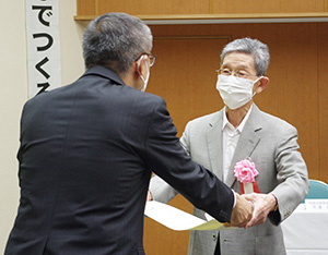 遠藤本部長㊧から表彰状を受け取る受賞者